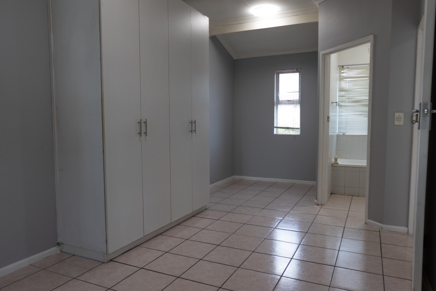 1 Bedroom Property for Sale in Oakglen Western Cape